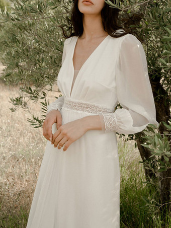 アイボリーのシンプルなウェディングドレス Vネック 長袖 フロントスリット Aライン ブライダルガウン