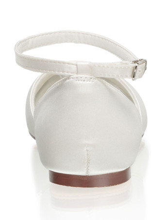 アイボリーの結婚式の靴サテンの丸いつま先フラットアンクルストラップブライダルシューズ