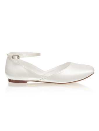 アイボリーの結婚式の靴サテンの丸いつま先フラットアンクルストラップブライダルシューズ