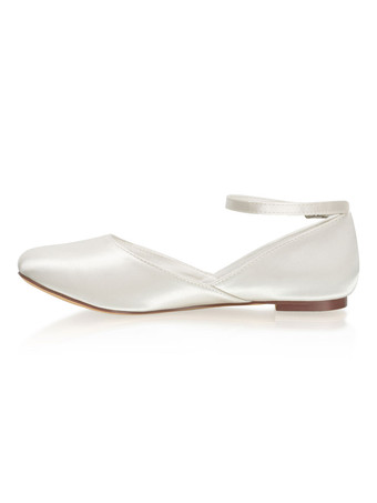 アイボリーの結婚式の靴サテンの丸いつま先フラットアンクルストラップブライダルシューズ