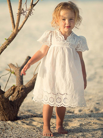 Vestido de menina de flor de algodão recorte de algodão com desenho manga curta branca