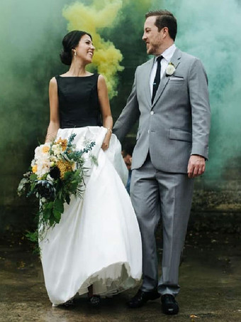 黒のウェディングドレス A ラインノースリーブ弓サテン生地の列車のブライダルガウン無料カスタマイズ