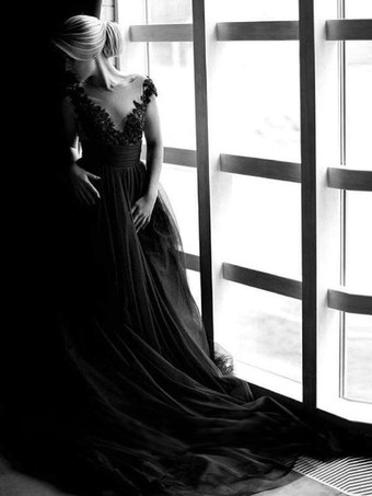 黒ゴシックウェディングドレス A ライン半袖レーストレインブライダルガウン無料カスタマイズ