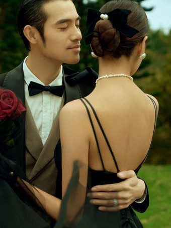 黒のウェディングドレス A ライン ノースリーブ ティーレングス ブライダル ドレス無料カスタマイズ