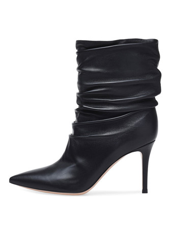 女性の前かがみのブーツ先のつま先ハイヒールの足首ブーツ