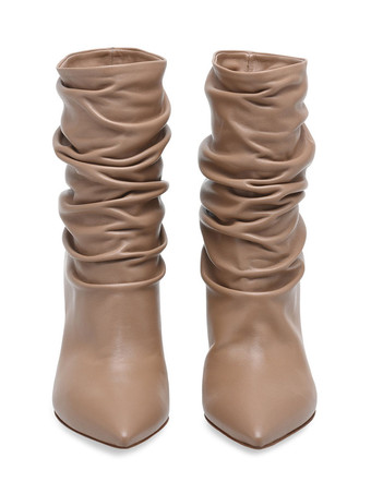 女性の前かがみのブーツ先のつま先ハイヒールの足首ブーツ