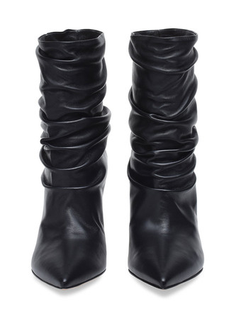 女性の前かがみのブーツ先のつま先ハイヒールの足首ブーツ