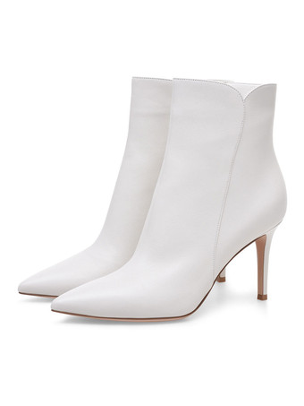 女性の足首のブーツはつま先のスティレットヒールブーツを尖らせました