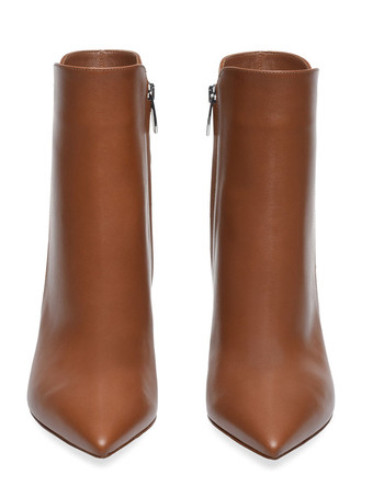 女性の足首のブーツはつま先のスティレットヒールブーツを尖らせました