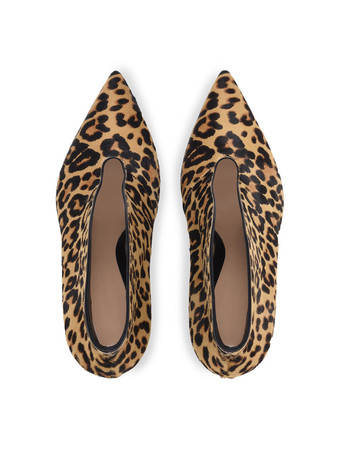 女性の足首のブーツスエードはつま先のハイヒールブーツ