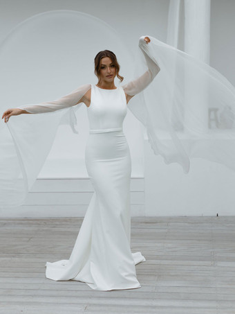 Robe de mariée sirène en satin col bateau dos nu à traîne