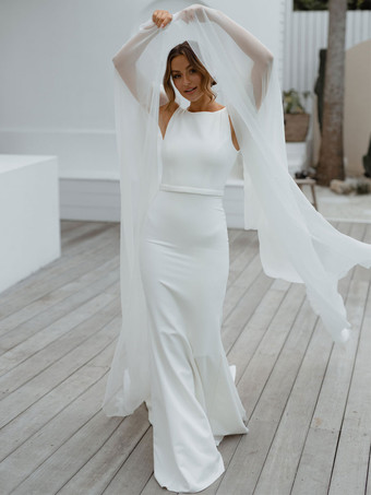 Robe de mariée sirène en satin col bateau dos nu à traîne
