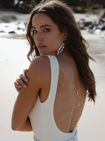 Robe de mariée sirène en satin col bateau dos nu à traîne