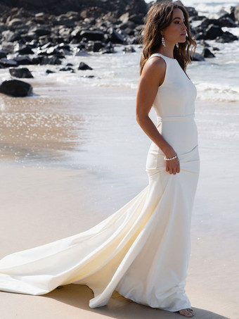 Robe de mariée sirène en satin col bateau dos nu à traîne