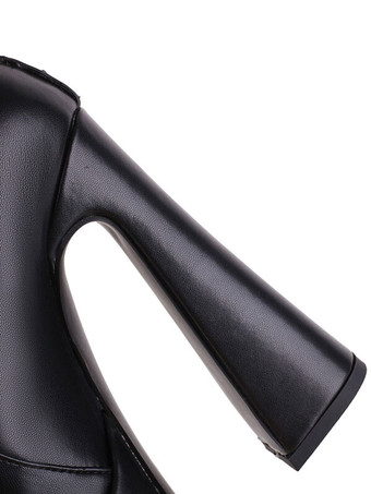 女性の太もものハイブーツ先のつま先のかかとのかかとを膝のブーツの上にレースする