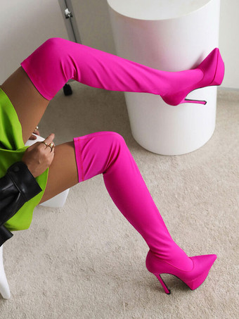 女性の太もものハイブーツ尖ったつま先のスティレットヒール膝のブーツの上に伸縮性