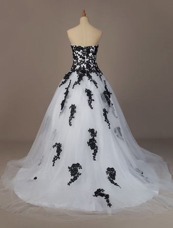 ゴシックブラックのウェディングドレスチュールプリンセスシルエットノースリーブローライズウエストレースコートトレインブライダルドレス無料カスタマイズ