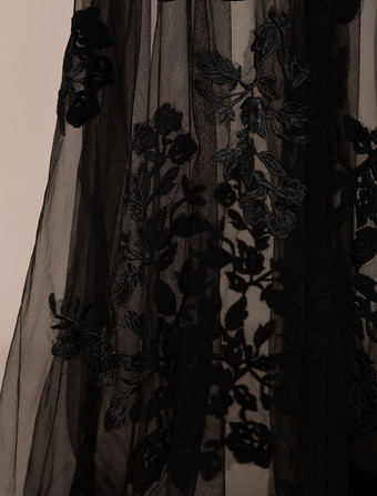 ゴシックブラックのウェディングドレス A ライン床長さのストラップレスネックノースリーブレースのブライダルガウン無料カスタマイズ