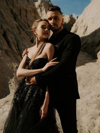 黒のウェディングドレス A ライン ノースリーブ バックレス レース トレイン ブライダル ガウン無料カスタマイズ