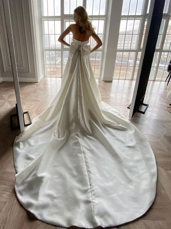 アイボリーのシンプルなウェディングドレスサテン生地ストラップレスノースリーブ背中の開いた弓マーメイドブライダルガウン