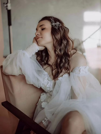 アイボリーのシンプルなレースのウェディングドレス、トレインAラインのオフショルダー長袖バックレスブライダルガウン