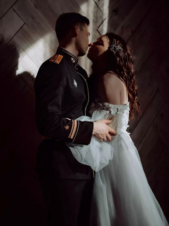 アイボリーのシンプルなレースのウェディングドレス、トレインAラインのオフショルダー長袖バックレスブライダルガウン