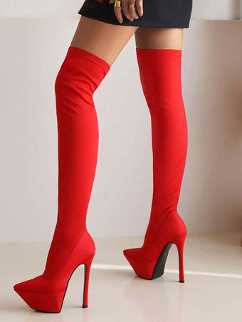 Stivali alti della coscia femminile puntato con il tallone da stiletto elastico sopra gli stivali del ginocchio
