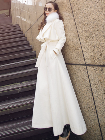 フルレングスのフレアウールコート ホワイトフェイクファーカラー クラシックラペル ベルト付き スリムAライン 冬用マキシコート 2025