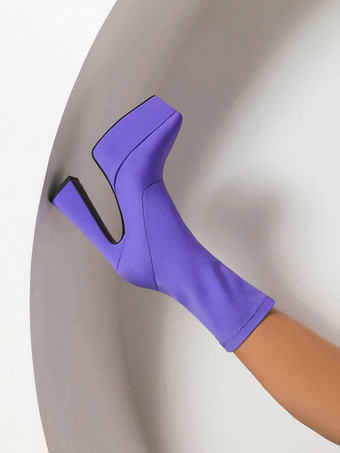 女性の足首のブーツ先のつま先の分厚いヒールの弾性ブーツ