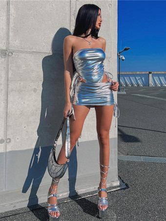 光沢のあるボディスーツとシャーリングミニドレスのツーピースコーデで夜のお出かけを楽しもう 2025