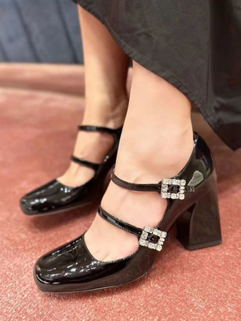 Sapatos vintage de couro envernizado preto com bico quadrado e cadarço