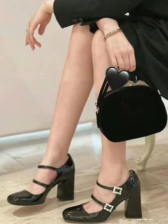 Chaussures vintage en cuir verni noir à bout carré à lacets