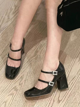 Chaussures vintage en cuir verni noir à bout carré à lacets