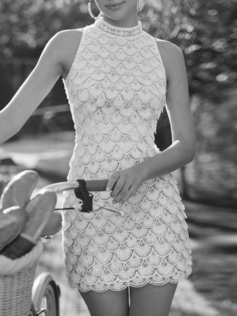 Avorio con strascico di corte semplice di Spalle nude