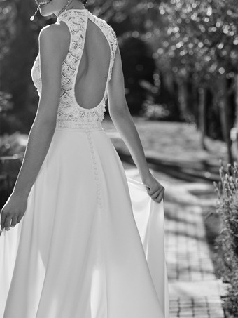 Avorio con strascico di corte semplice di Spalle nude