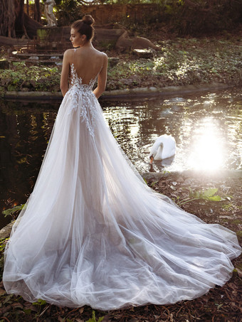 ウェディングドレス コートトレイン Aライン ノースリーブ レース Vネック ブライダルドレス