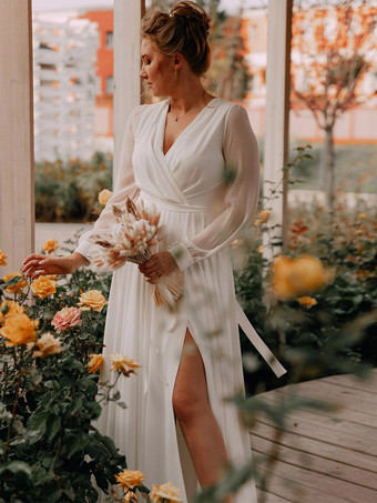 アイボリーシンプルなウェディングドレス Aライン Vネック 長袖 サッシュブライダルガウン