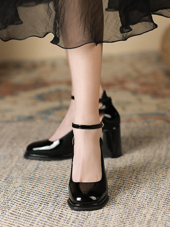 Décolleté da donna. Bella punta quadrata in pelle verniciata che aumenta l'altezza