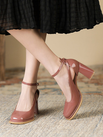 Décolleté da donna. Bella punta quadrata in pelle verniciata che aumenta l'altezza