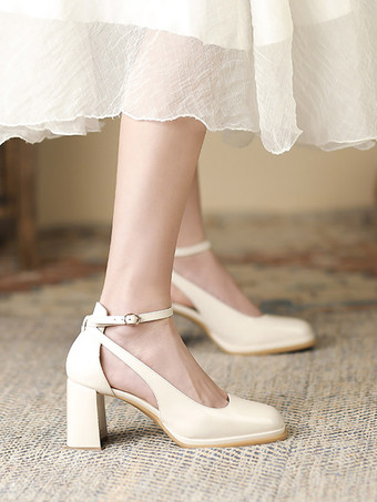 Décolleté da donna. Bella punta quadrata in pelle verniciata che aumenta l'altezza