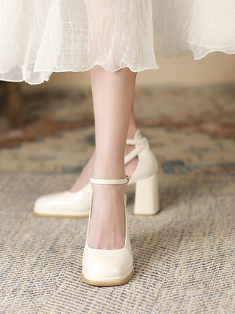 Décolleté da donna. Bella punta quadrata in pelle verniciata che aumenta l'altezza