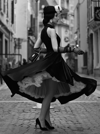 ブラックのウェディングドレス A ライン ノースリーブ サテン生地 ティーレングス ブライダル ドレス