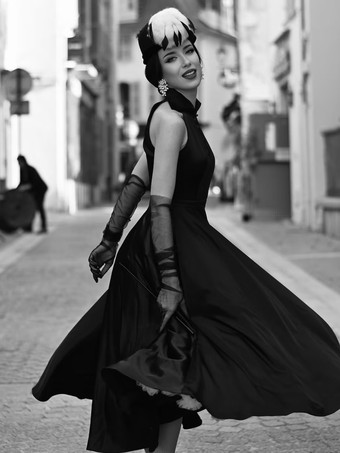 ブラックのウェディングドレス A ライン ノースリーブ サテン生地 ティーレングス ブライダル ドレス