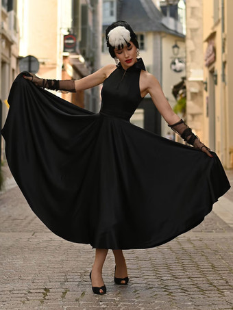 ブラックのウェディングドレス A ライン ノースリーブ サテン生地 ティーレングス ブライダル ドレス