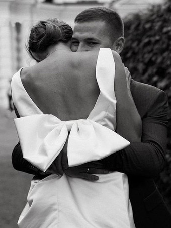 ショート丈ウェディングドレス Vネック ノースリーブ ショート丈 ブライダルドレス