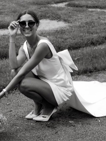 ショート丈ウェディングドレス Vネック ノースリーブ ショート丈 ブライダルドレス