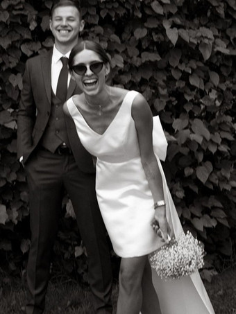 ホワイトショート丈ウェディングドレス Vネック ノースリーブ ショート丈 ブライダルドレス