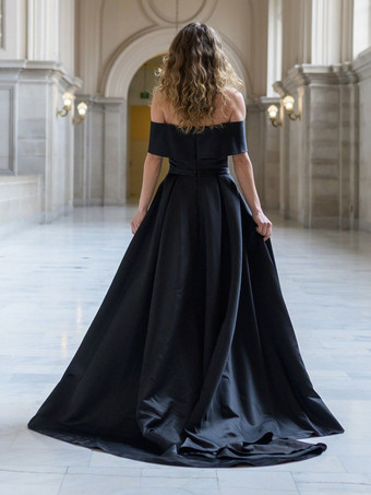 ブラックのウェディングドレス A ライン ノースリーブ スプリット フロント サテン生地 マキシレングスのブライダルドレス