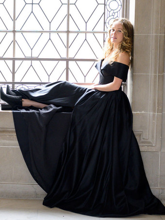 ブラックのウェディングドレス A ライン ノースリーブ スプリット フロント サテン生地 マキシレングスのブライダルドレス