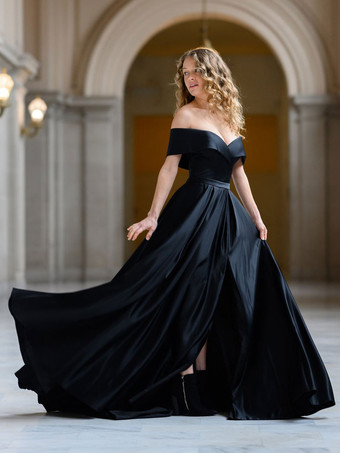 ブラックのウェディングドレス A ライン ノースリーブ スプリット フロント サテン生地 マキシレングスのブライダルドレス
